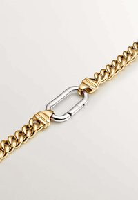 Pulsera de cadena de oro con eslabones entrelazados, un cierre de palanca de plata pulida y acentos suaves y redondeados. El diseño texturizado realza su atractivo.