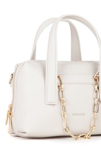 Kleine witte leren handtas met een gestructureerde afwerking, dubbele handvaten en gouden kettingaccent. Beschikt over een ritssluiting en een reliëf merklogo.