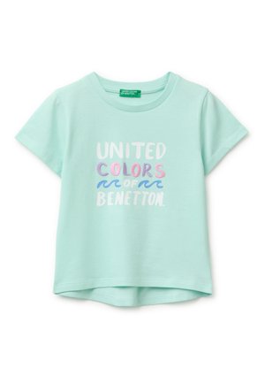 T-shirt turquoise clair à manches courtes avec le texte "UNITED COLORS OF BENETTON" en blanc, violet, rose et bleu sur le devant.