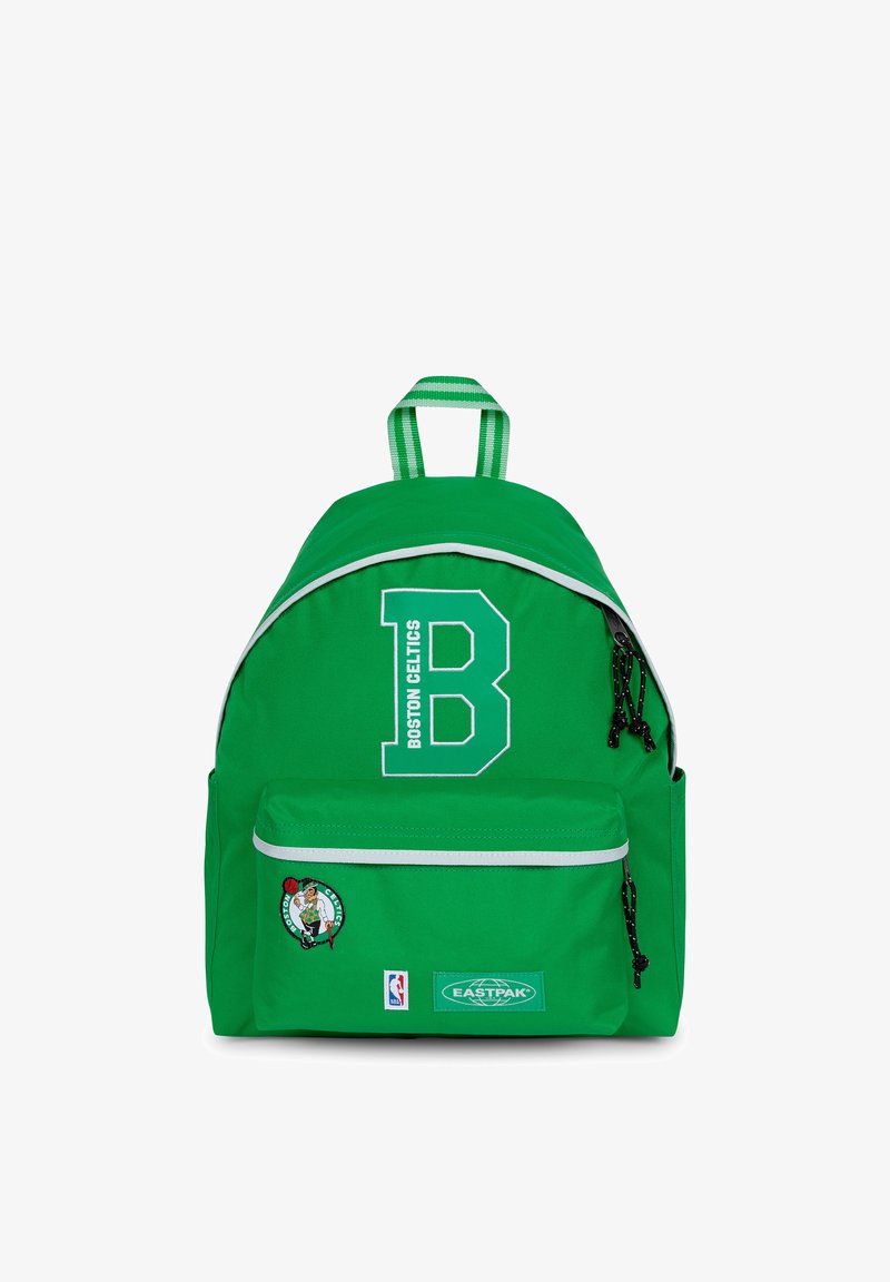 Zaino verde in tessuto resistente con logo "B", marchio Boston Celtics, dettagli bianchi, tasca frontale e spallacci regolabili a righe.