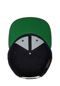 Fekete baseballsapka zöld karimával. A bélés szürke, és hat szellőzőlyukkal rendelkezik. Figyelemre méltó varrási részletekkel a széleken.