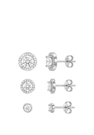 Tre par runde sølv ørestikker med klare ædelstene, hver i forskellig størrelse, vist forfra og fra siden.
