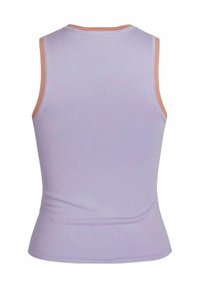 Top de tanque lila hecho de tela acanalada, con un diseño ajustado, corte sin mangas y acento naranja alrededor del escote.