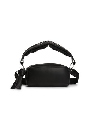 Sac bandoulière rectangulaire en cuir noir avec une bandoulière rembourrée présentant des accents de lettres en métal et un pompon en cuir noué sur la tirette du zip.