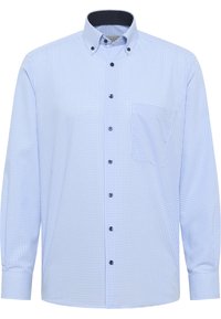 Camicia button-up a scacchi blu chiaro con una singola tasca sul petto, maniche lunghe e bottoni scuri. Il colletto presenta un interno contrastante blu navy.