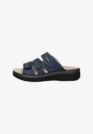 Blauwe sandalen met een patroon, voorzien van drie verstelbare klittenbandriemen, open teen en een dikke zwarte zool. Gladde binnenvoering met zichtbare gestikte accenten.