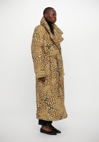 Norma Kamali CLASSIC SLEEPING BAG COAT LONG - Casaco de inverno - cheetah patch