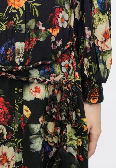 Fekete alapon virágmintás ruha, élénk piros, rózsaszín és kék virágokkal. Zsinóros szövet részlet a deréknál és texturált ujjakkal.