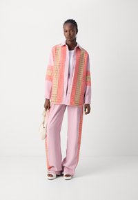 Heathe REMILEKUN TROUSERS - Nohavice - purple/multicolour