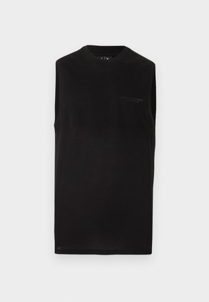 Čierny tielkový top s okrúhlym výstrihom a jemným logom "Armani Exchange" na ľavej strane hrudníka, zobrazený na obyčajnom bielom pozadí.