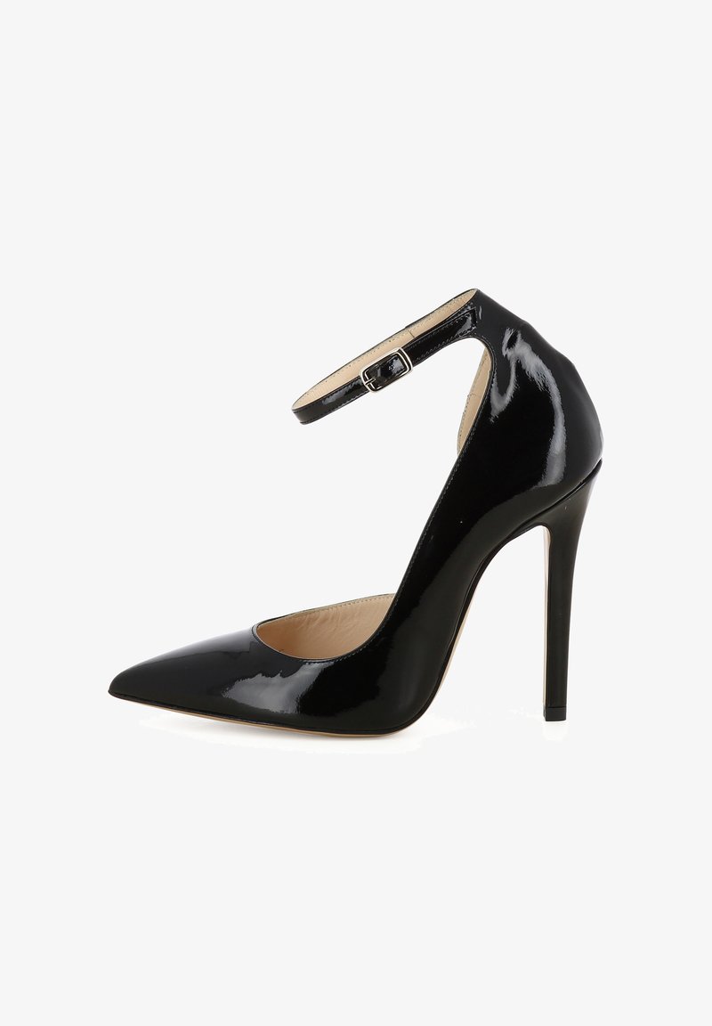 Scarpa con tacco alto in vernice nera, con punta affusolata e cinturino alla caviglia con fibbia argentata. Texture liscia e design elegante.