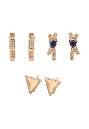 Kolme paria kultaisia korvakoruja: suorakaiteen muotoiset renkaat timanteilla, ristiin asetellut sinisin jalokivin ja timantein, sekä kolmionmuotoiset nappikorvakorut timanttireunoilla.