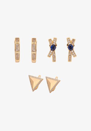 Három pár arany fülbevaló: gyémántokkal díszített téglalap alakú karikák, kék drágakövekkel és gyémántokkal átszőtt minta, valamint gyémánt szegéllyel ellátott háromszög alakú bedugós fülbevalók.