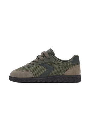 Zapatilla baja de malla en verde oliva y gris con puntera y talón de ante, cierre de cordones y suela de goma negra texturizada.