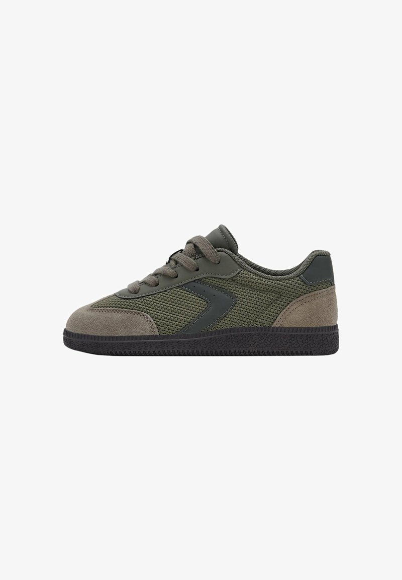 Baskets basses en mesh vert olive et gris avec bout et talon en daim, fermeture lacets, et semelle en caoutchouc noir texturée.