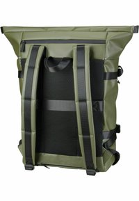 Olivgrüner Rolltop-Rucksack mit schwarzen gepolsterten Schultergurten und Netzrücken, von hinten gezeigt.