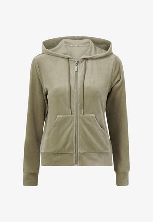 Olivově zelená mikina na zip vyrobená z měkké, plstěné látky. Obsahuje kapuci na šňůrku, dvě přední kapsy a žebrované náplety na rukávech a spodním lemu.