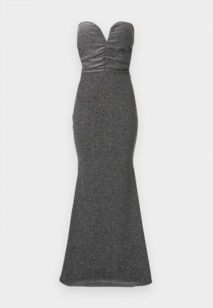 Strapless, tætsiddende gulvlængde kjole i metallisk sort stof. Har sammensamling ved brystet og en havfruesilhuet.