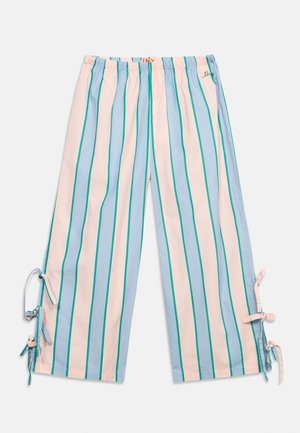 Pohodlné pyžamové nohavice s širokými nohavicami so zvislými pruhmi v ružovej, modrej a zelenej farbe, elastickým pásom a previazanými mašľami pozdĺž vonkajších švov.