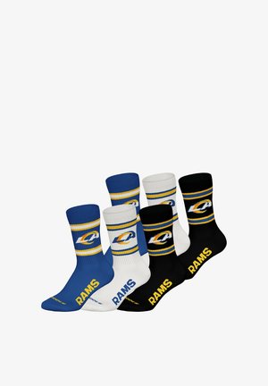 Ensemble de trois paires de chaussettes de sport aux chevilles en bleu, blanc et noir, avec des rayures jaunes et le logo « RAMS » en couleurs contrastantes. Texture en mélange de coton.