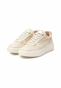 Sneaker beige con tessuto intrecciato testurizzato nella parte superiore, dettagli in pelle liscia, lacci piatti e una spessa suola piatta bianca.