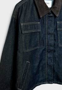 Farkkutakki tummansinisellä pesulla, corduroy-kauluksella, kaksinkertaisilla rintataskuilla, kontrastivärisellä vaaleanbeigeillä ompeleilla ja lyhennetty hem.