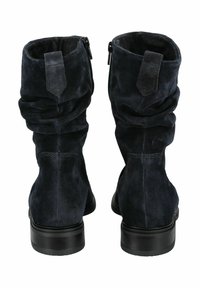 Bottes de cheville en daim noir au design décontracté, dotées d'une fermeture éclair sur le côté et d'accents en boucle, avec une semelle en caoutchouc texturée et basse.