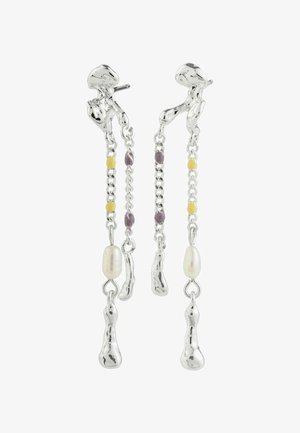 Orecchini d'argento con gocce allungate dalla forma organica. Presentano perline viola, gialle e perle bianche su fili delicati. Finitura texturizzata.