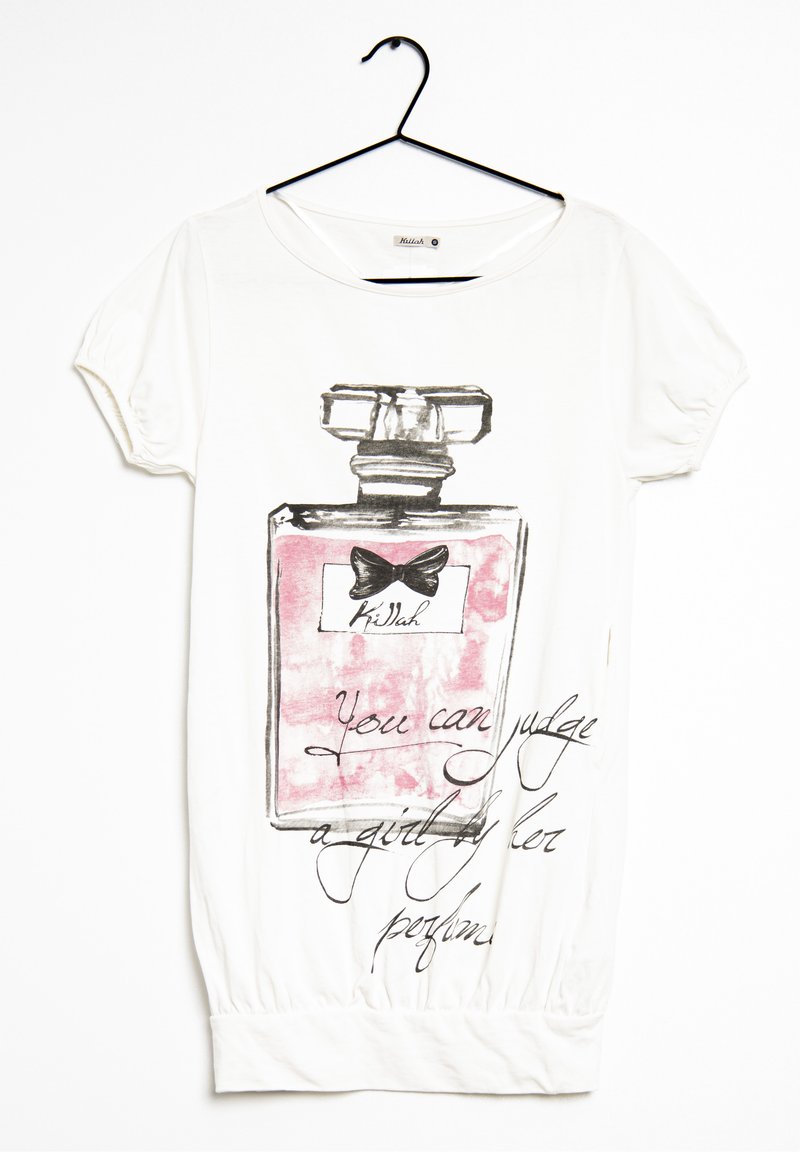 Camiseta blanca con un gran gráfico de un frasco de perfume en gris y rosa, que presenta un lazo negro y el texto "Se puede juzgar a una chica por su perfume."