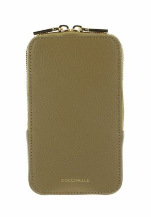 Portefeuille rectangulaire en cuir vert olive avec fermetures éclair dorées et logo COCCINELLE en bas au centre.