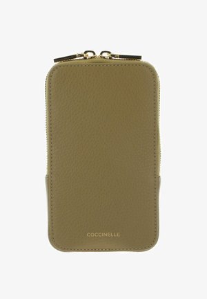 Portefeuille rectangulaire en cuir vert olive avec fermetures éclair dorées et logo COCCINELLE en bas au centre.