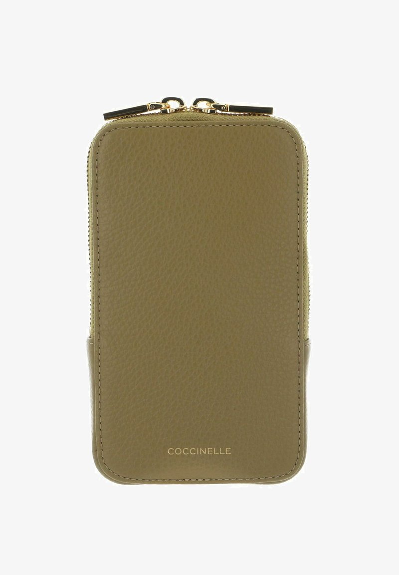 Portefeuille rectangulaire en cuir vert olive avec fermetures éclair dorées et logo COCCINELLE en bas au centre.