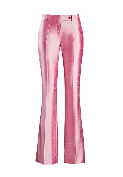 Rozā platās bikses izgatavotas no teksturēta auduma, ar nelielu spīdumu un priekšējām kabatām. Tām ir pieguļošs jostasvieta un viens pogu aizdare.