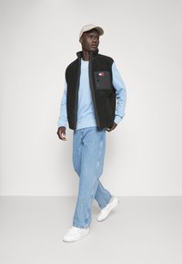 Tommy Jeans TJM MIX MEDIA VEST - Vest - black