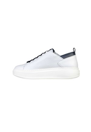 Sneaker in pelle bianca a taglio basso con lacci neri, fodera interna nera, linguetta sul tallone e suola spessa in gomma bianca, vista laterale.