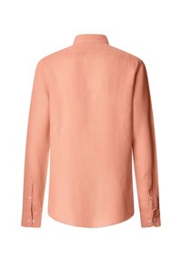 Camicia a maniche lunghe color corallo con bottoni, vista posteriore, con colletto classico e polsini con bottoni.