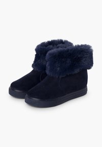 Stivaletti blu navy con risvolti in pelliccia falsa, superiore in suede, punta rotonda, suola in gomma e dettagli texture sulla suola per una migliore aderenza.