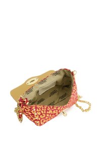 Rød og lyser�ød leopardprint håndtaske med en guldkæde-strop og magnetisk snaplukning. Indvendigt har den en tan-foring med mærkets logo.