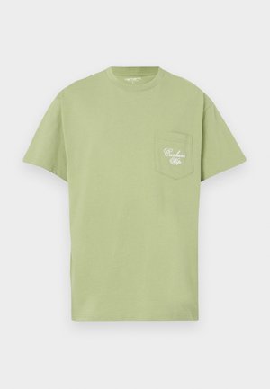 Ανοιχτό πράσινο βαμβακερό μπλουζάκι με κοντά μανίκια, στρογγυλή λαιμόκοψη και τσέπη στο στήθος με λευκή κεντημένη επιγραφή. Απλός, χωρίς διακοσμήσεις σχεδιασμός.