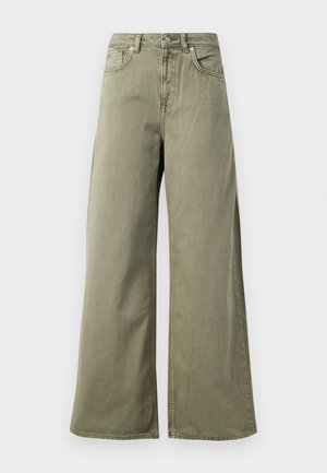 Spodnie dżinsowe w kolorze oliwkowym, o wysokim stanie, szerokiej nogawce, z przednim guzikiem, zamkiem błyskawicznym oraz pięcioma kieszeniami, na białym tle.