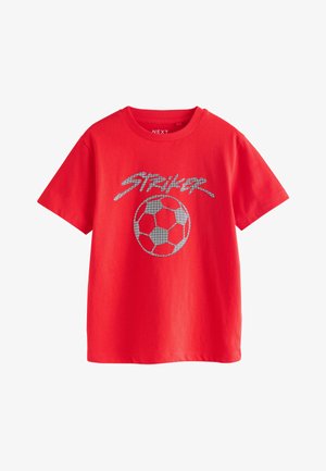Rød kortærmet t-shirt med sølvfarvet pixelagtig fodboldgrafik og teksten "STRIKER" ovenover på forsiden.