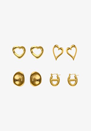 Sada čtyř párů zlatých náušnic: dva pár náušnic ve tvaru srdce, dva pár hladkých kulatých náušnic a dva pár texturovaných kruhových náušnic s copánkovým vzorem.