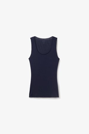 Granatowy top na ramiączkach o zaokrąglonym dekolcie, bez rękawów, dopasowany fason, gładka tekstura. Wykonany z lekkiego materiału.