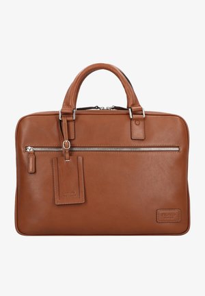 Briefcase in pelle marrone con una texture liscia, maniglia superiore, zip argentata, tasca frontale e etichetta per bagagli rimovibile. Logo del marchio in rilievo discreto.