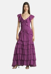 Langes lila Maxikleid mit geschichteten Rüschen, einem tiefen V-Ausschnitt und kurzen Ärmeln. Der Stoff ist leicht und hat ein fließendes, strukturiertes Erscheinungsbild.