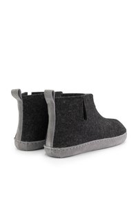 Grijze enkellaarsjes met een zachte stofstructuur, voorzien van contrasterende grijze zolen en achterste trekriemen. Eenvoudig en rond ontwerp.