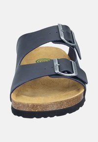 Marineblauwe leren sandalen met twee verstelbare zilveren gespen, kurken voetbed en gestructureerde zwarte rubberen zool. Het open teenontwerp verhoogt de ademend vermogen.