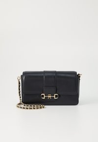 Borsa a tracolla nera in pelle con catena dorata, caratterizzata da un design strutturato, chiusura a patta e dettagli decorativi in hardware dorato.