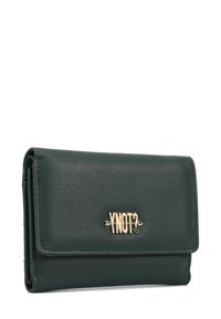 Portafoglio in pelle verde con texture, dotato di pattina ripiegabile e caratterizzato da un accento del logo dorato "YNOT?" sul davanti. Design compatto e rettangolare.