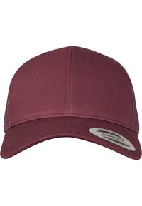 A bordó snapback sapka strukturált elülső résszel, ívelt napellenzővel és textúrált anyaggal rendelkezik, oldalt pedig egy kör alakú márkajelzés található.